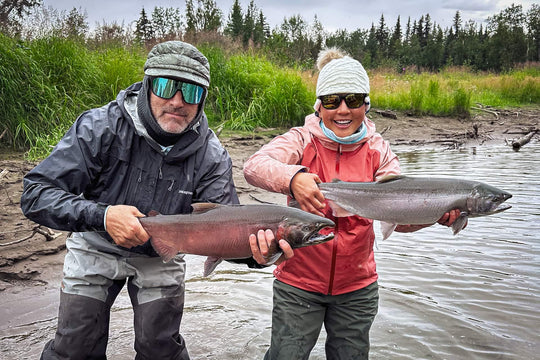 Pesca con mosca de trucha arcoíris y salmón: una sinfonía en el agua